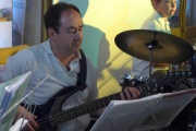 Co-Dirigent Adriano de Iorio am E-Bass, hinten am Set: Rico Birrer
